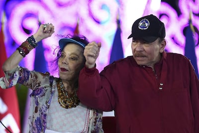 Esta imagen facilitada por el medio oficial El 19 Digital muestra al presidente de Nicaragua, Daniel Ortega, y a la copresidenta Rosario Murillo haciendo gestos durante las celebraciones del Día del Trabajo en Managua.
