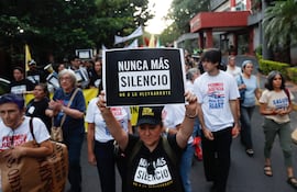 AME4671. ASUNCIÓN (PARAGUAY), 10/12/2024.- Una mujer sostiene un cartel durante una manifestación en el Día Internacional de los Derechos Humanos este martes, en Asunción (Paraguay). EFE/ Juan Pablo Pino