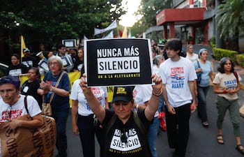 AME4671. ASUNCIÓN (PARAGUAY), 10/12/2024.- Una mujer sostiene un cartel durante una manifestación en el Día Internacional de los Derechos Humanos este martes, en Asunción (Paraguay). EFE/ Juan Pablo Pino