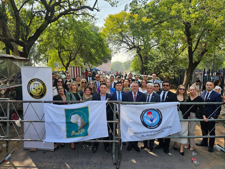 La asociación de Magistrados Judiciales del Paraguay (AMJP), con otros gremios del sector judicial están presentes. "Reforma si, atropello no" es el reclamo.