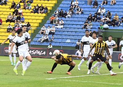 Alcides Javier Barbotte (23 años) se dispone a redireccionar el envío de Agustín Manzur para anotar el primer gol de Guaraní, el líder del Clausura que obtuvo un claro triunfo frente a Olimpia en Capiatá.