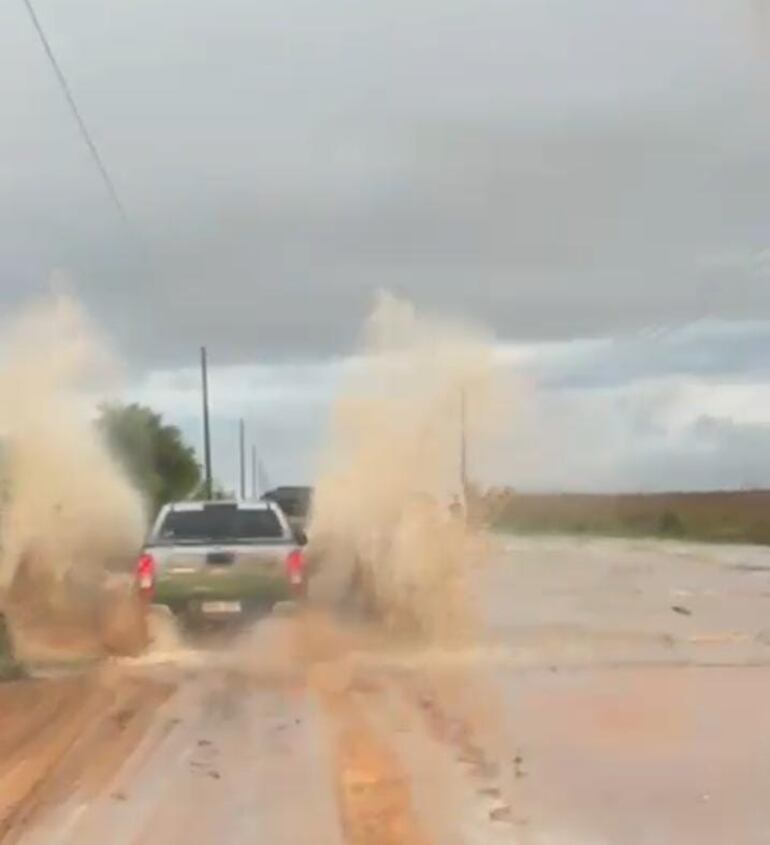 El camino que une Laureles con Yabebyry se encuentra en pésimo estado denunció el intendente municipal de Laureles Fermín Candia.