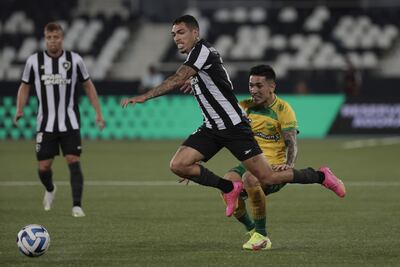 Hugo (i) de Botafogo disputan el balón con Santiago Solari de Defensa y Justicia hoy, en un partido de los cuartos de final de la Copa Sudamericana entre Botafogo y Defensa y Justicia en el estadio Olímpico Nilton Santos en Río de Janeiro (Brasil).