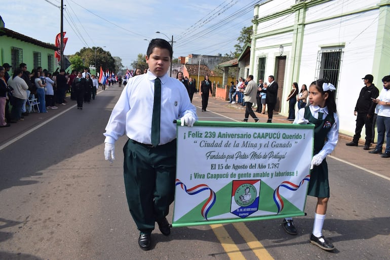 Alumnos de la escuela Mujer Paraguaya saluda a Caapucú por los 289 años de fundación distrital.