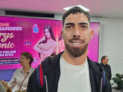 El delantero paraguayo Gabriel Ávalos en la llegada al Aeropuerto Internacional Silvio Pettirossi, en Luque, Paraguay.