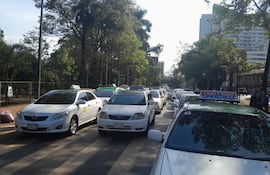 Los taxistas cerraron de forma intermitente un carril de la avenida Pioneros del Este, en la zona céntrica de Ciudad del Este.