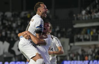 El mediocampista del Santos, Willian Arão, celebra con el delantero Neymar, tras anotar el segundo gol de su equipo durante el partido de ida de los octavos de final de la Copa Sudamericana ante el Macará de Ecuador, en el estadio Urbano Caldeira de Santos, estado de São Paulo, Brasil.
