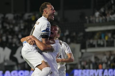 El mediocampista del Santos, Willian Arão, celebra con el delantero Neymar, tras anotar el segundo gol de su equipo durante el partido de ida de los octavos de final de la Copa Sudamericana ante el Macará de Ecuador, en el estadio Urbano Caldeira de Santos, estado de São Paulo, Brasil.