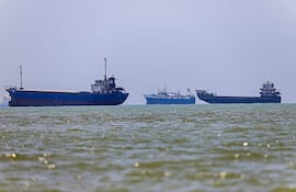 Buques anclados en el estrecho de Ormuz a la altura de la ciudad de Bandar Abbás, Irán.