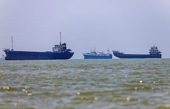 Buques anclados en el estrecho de Ormuz a la altura de la ciudad de Bandar Abbás, Irán.