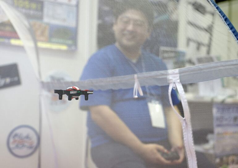 Un operador controla un dron de juguete durante la Japan Drone Expo 2026 en Chiba, cerca de Tokio, Japón, el 3 de junio de 2026.
