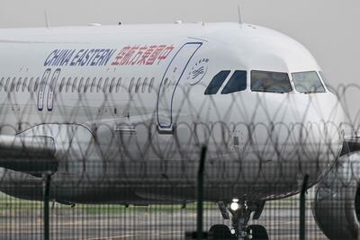 Un Airbus A320 de China Eastern Airlines estacionado en el aeropuerto internacional de Hongqiao en Shanghái, China. 