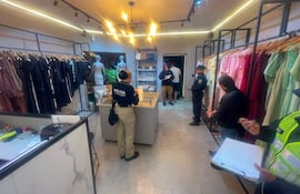 Intervención policial en el interior de una tienda de ropas baleada en Pedro Juan Caballero.