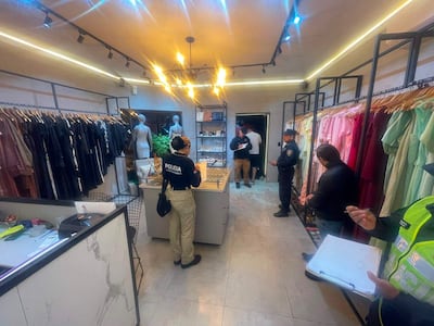 Intervención policial en el interior de una tienda de ropas baleada en Pedro Juan Caballero.
