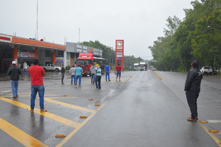 Los manifestantes no cierran la ruta, pero si atajan a otros conductores de camiones de gran porte.