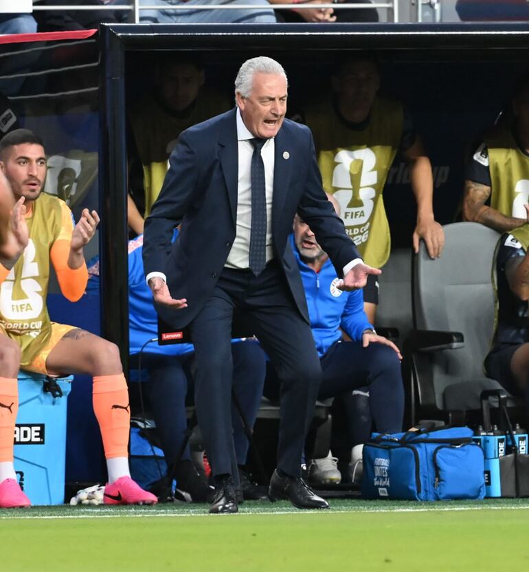 El seleccionador de Paraguay, Gustavo Alfaro brinda indicaciones en el duelo ante Turquía por la segunda fecha del Grupo D del Mundial de Norteamérica 2026.