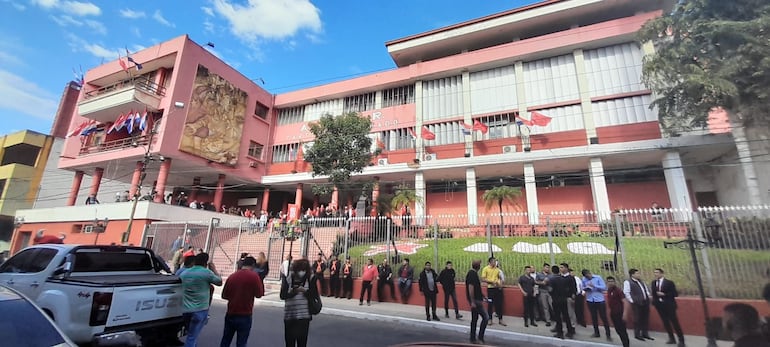Sede de la Asociación Nacional Republicana (ANR), sobre la calle 24 de Mayo.