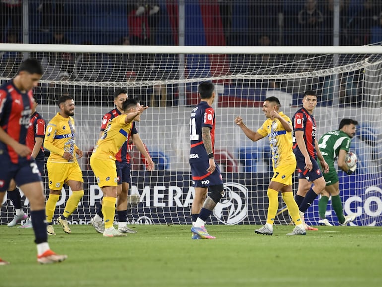 Joel Román (d), futbolista de Sportivo Trinidense, celebra un gol en el partido frente a Cerro Porteño por la novena fecha del torneo Clausura 2025 de la Primera División de Paraguay en el estadio La Nueva Olla, en Asunción, Paraguay.