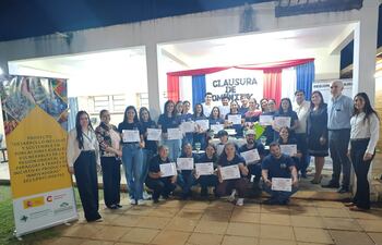 Grupo de jóvenes que se graduaron como Community Managers, enfocados en turismo rural.