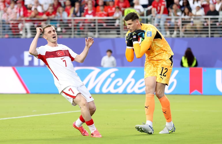 El guardameta Orlando Gill de Paraguay se queda con el balón frente a Kerem Aktürkoğlu de Turquía durante el partido de la fase de grupos de la Copa Mundial de la FIFA 2026 entre Turquía y Paraguay, en San Francisco.
