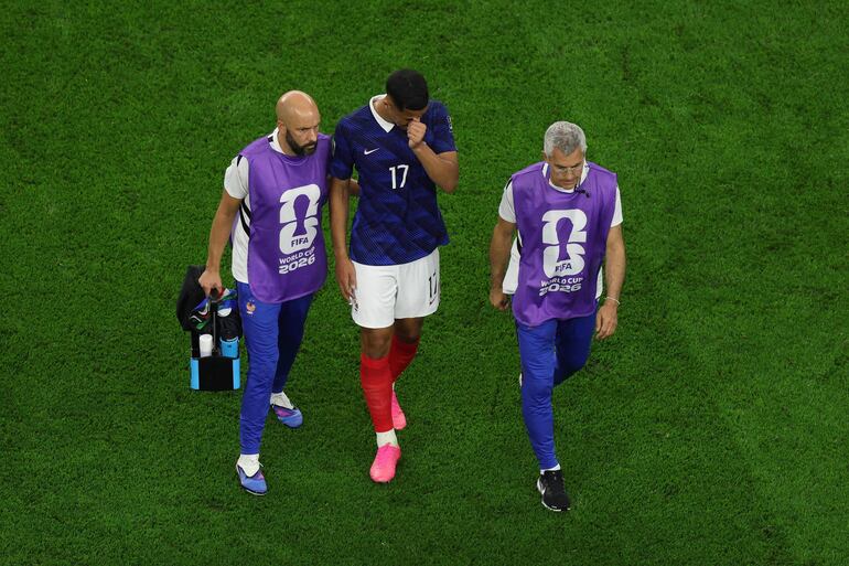 El francés William Saliba se retira del terreno de juego con el cuerpo médico tras sufrir una lesión durante el partido de semifinales de la Copa Mundial de la FIFA 2026 entre Francia y España en el Dallas Stadium, en Arlington, Texas.
