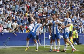 CORNELLÀ DE LLOBREGAT (BARCELONA), 23/06/2024.- El delantero del Espanyol Javi Puado (c) celebra con sus compañeros tras marcar el 1-0 ante el Oviedo durante el partido de vuelta de la final por el ascenso a LaLiga EA Sports, este domingo en el Stage Front Stadium de Cornellà de Llobregat (Barcelona). EFE/ Toni Albir