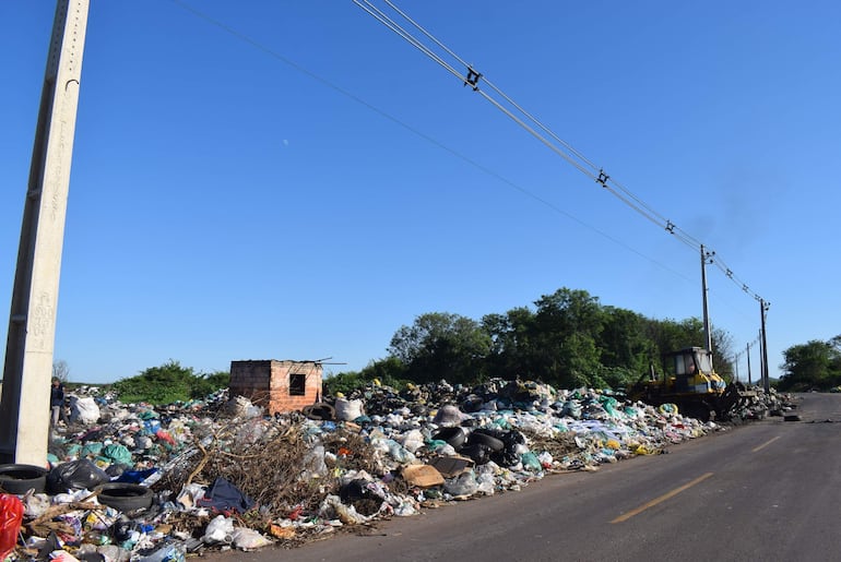 El vertedero municipal de Paraguarí no cuenta con habilitación del MADES y constituye un foco de contaminación ambiental que heredará el intendente electo, Osmar Galeano (ANR).