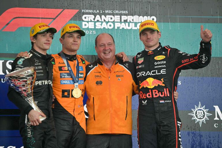 Celebración en el podio de Antonelli (izquierda), Norris –e integrante de McLaren– (c) y Verstappen.