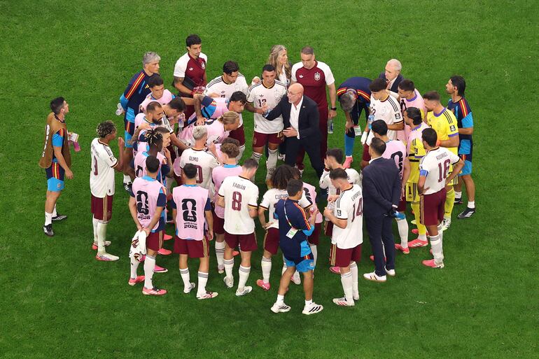 El seleccionador de España, Luis de la Fuente, habla con sus jugadores durante una pausa de hidratación en el partido de semifinales de la Copa Mundial de la FIFA 2026 entre Francia y España en el Dallas Stadium, en Arlington, Texas.