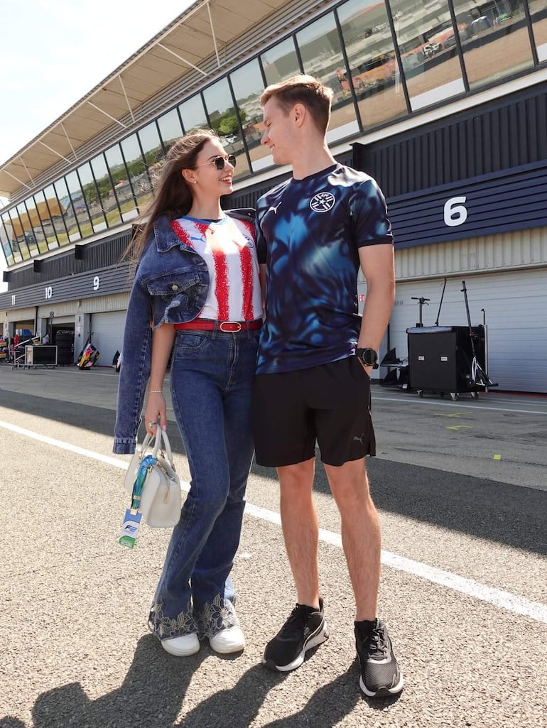Joshua Duerksen y Anneke Rahn sonríen, ella con camiseta blanca y chaqueta de mezclilla, él con camiseta oscura y pantalones cortos.