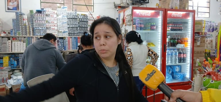 Cinthia Torres, cajera del autoservicio asaltada, relató los momentos de terror que pasaron anoche.
