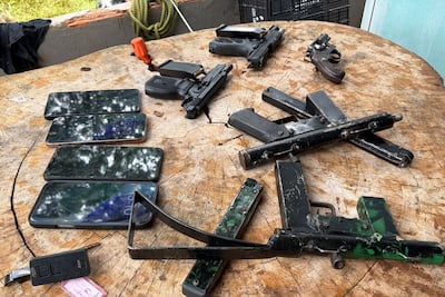 Las armas incautadas durante el operativo policial.