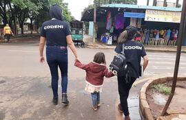 Funcionarias de la Codeni, asisten a una niña en situación d calle. Foto de Archivo.