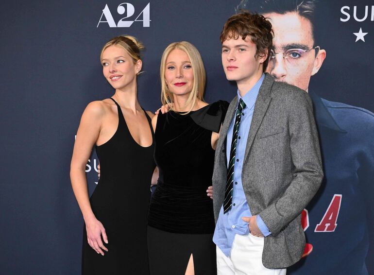 Gwyneth Paltrow junto a sus hijos Apple Martin y Moses Martin, eun una imagen reciente, durante la promoción de "Marty Supreme".