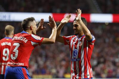 El centrocampista del Atlético Koke Resurrección (d) celebra con César Azpilicueta tras marcar el segundo gol ante el Girona, durante el partido de la segunda jornada de Liga de Primera División que Atlético de Madrid y Girona disputan esta tarde en el Civitas Metropolitano, en Madrid.