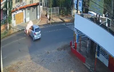 Chocó su moto explotó pero sobrevivió a accidente de tránsito.