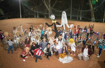 Jóvenes y adultos de varias comunidades demuestran su talento en el centro de Atyrá.