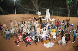 Jóvenes y adultos de varias comunidades demuestran su talento en el centro de Atyrá.