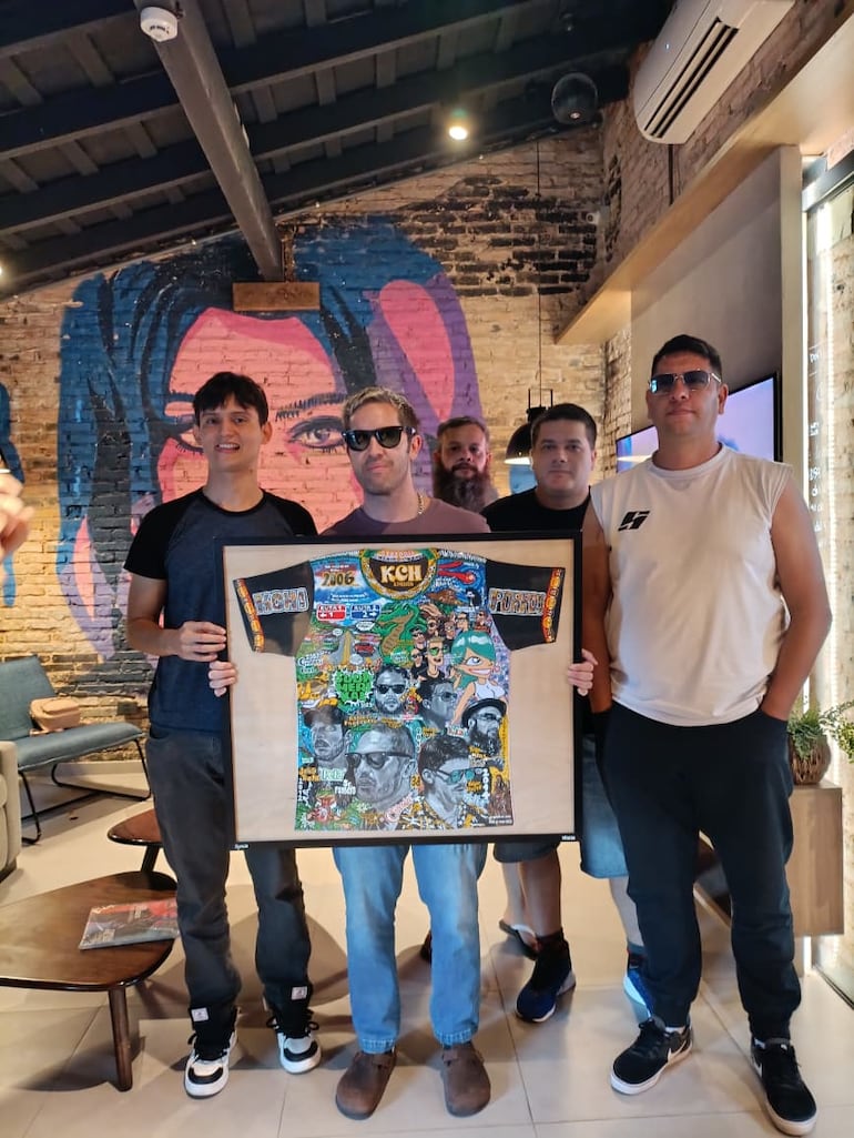 Ignacio Villaba junto a los integrantes del grupo musical Kchiporros y la camiseta que les preparó. (Gentileza)