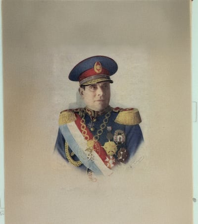 El General Higinio Morínigo, presidente de la República del Paraguay. Fotografía de DENAPRO impresa en Offset hacia 1945. Imagen original en la Imagoteca Paraguaya.