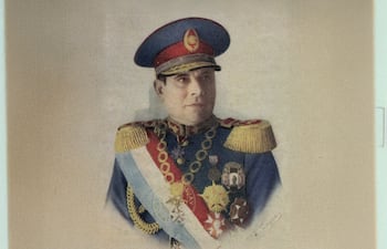 El General Higinio Morínigo, presidente de la República del Paraguay. Fotografía de DENAPRO impresa en Offset hacia 1945. Imagen original en la Imagoteca Paraguaya.