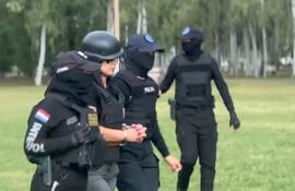 La esposa de Sebastián Marset, Gianina García Troche, custodiada por uniformados.