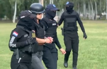 La esposa de Sebastián Marset, Gianina García Troche, custodiada por uniformados.