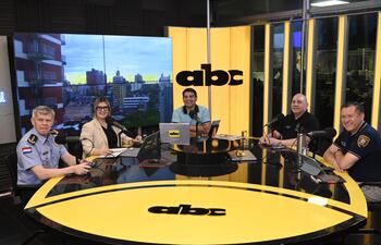 Crio. Gral. Carlos Benítez, comandante de la Policía Nacional; Crio. Gral. Insp. Óscar Pereira, viceministro de Seguridad Interna; Crio. Luis López, jefe del Departamento contra el Crimen Organizado de la Policía Nacional, en los estudios de ABC Cardinal.