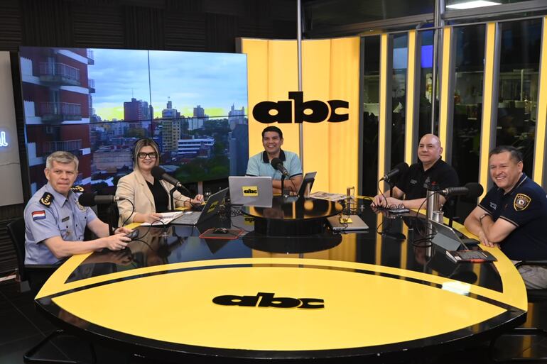 Crio. Gral. Carlos Benítez, comandante de la Policía Nacional; Crio. Gral. Insp. Óscar Pereira, viceministro de Seguridad Interna; Crio. Luis López, jefe del Departamento contra el Crimen Organizado de la Policía Nacional.