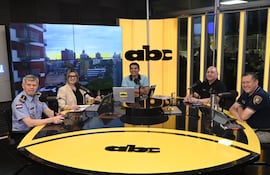 Crio. Gral. Carlos Benítez, comandante de la Policía Nacional; Crio. Gral. Insp. Óscar Pereira, viceministro de Seguridad Interna; Crio. Luis López, jefe del Departamento contra el Crimen Organizado de la Policía Nacional, en los estudios de ABC Cardinal.