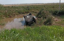 El vehículo volcó tras salir de la ruta.
