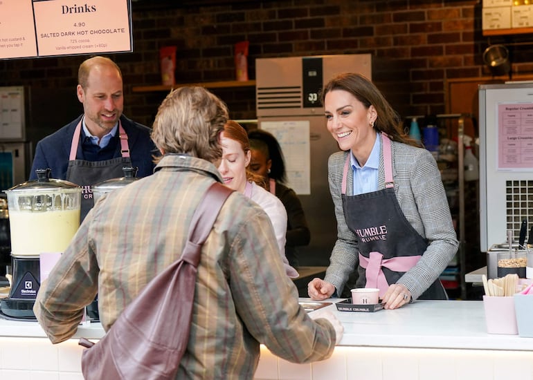 William y Kate Middleton atendiendo muy sonrientes a un cliente en el Borough Market. (Arthur Edwards / POOL / AFP)