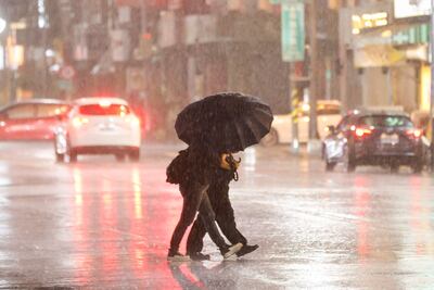 Los habitantes de Kaohsiung, Taiwán, desafían la lluvia provocada por la tormenta tropical Fung-Wong, el 12 de noviembre de 2025.