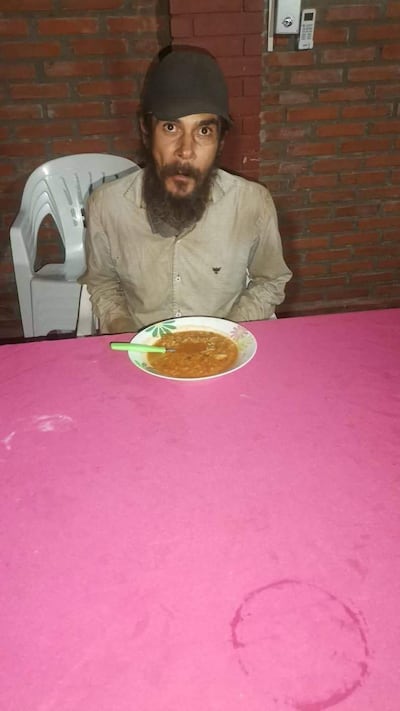 Comisaría 8va de Ayolas alberga a hombre en situación de calle para protegerlo del frío intenso.